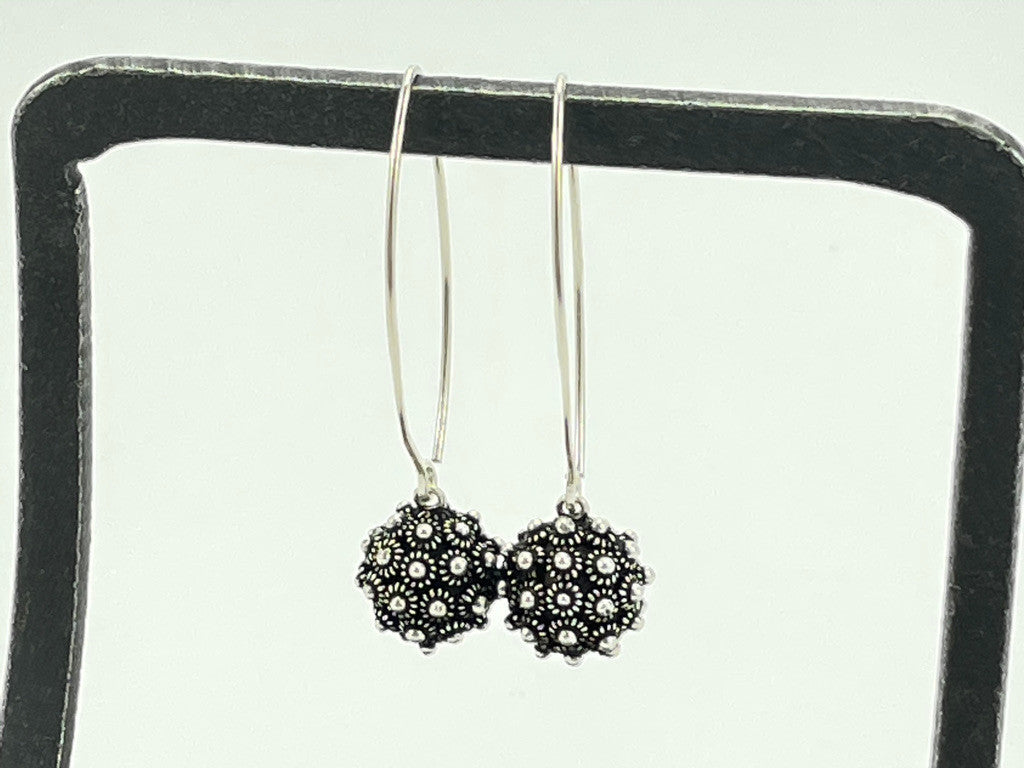 NOIR • CLASSIC DOK PHIKOUN DROP EARRINGS IN SMALL