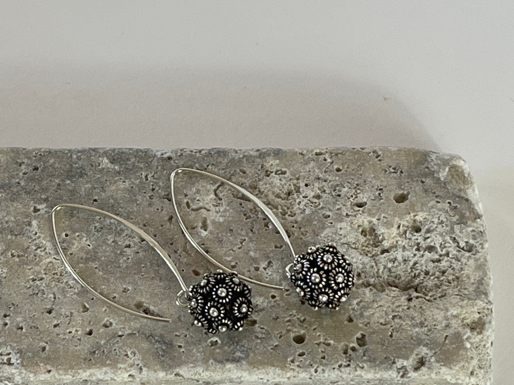 NOIR • CLASSIC DOK PHIKOUN DROP EARRINGS IN SMALL