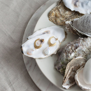 STRATA THIN EARRINGS WITH PEARL - SILVER