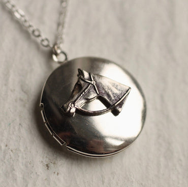 SILVER HORSE HEAD LOCKET
