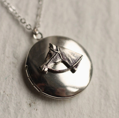 SILVER HORSE HEAD LOCKET