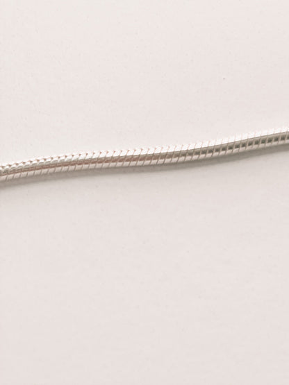 STERLING SILVER OVAL SWIRL PENDANT AND CHAIN