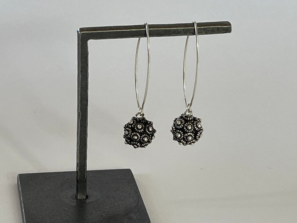 NOIR • CLASSIC DOK PHIKOUN DROP EARRINGS IN SMALL