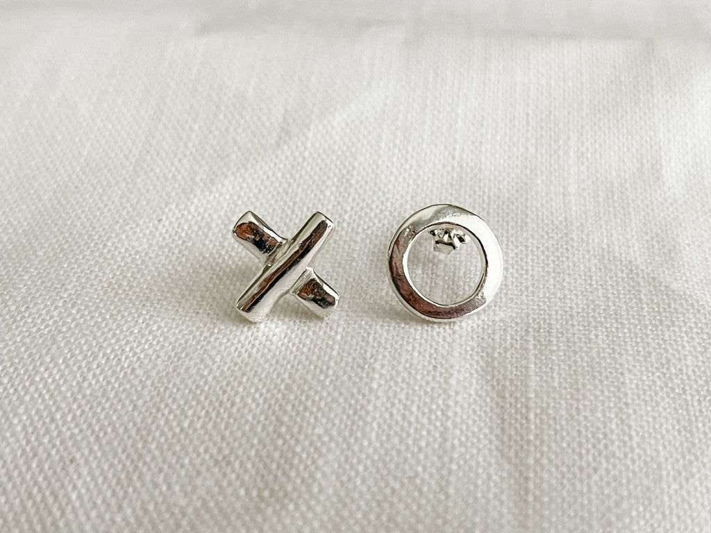 X AND O EARRINGS