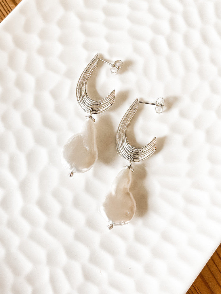 STRATA THIN EARRINGS WITH PEARL - SILVER